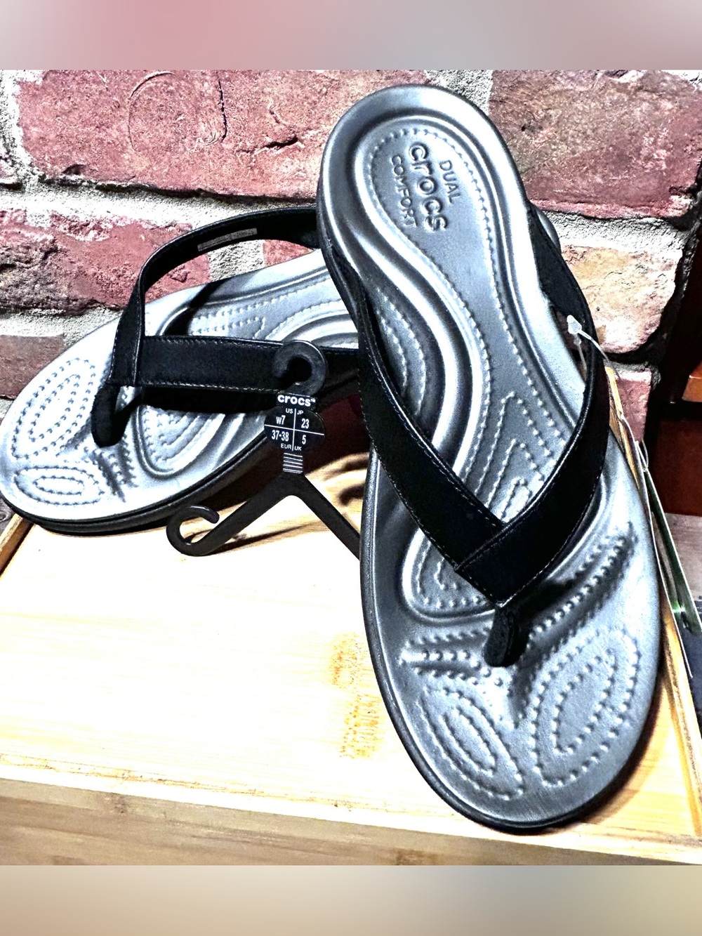 Crocs women’s flip flops Capri V NWT,black/graphite